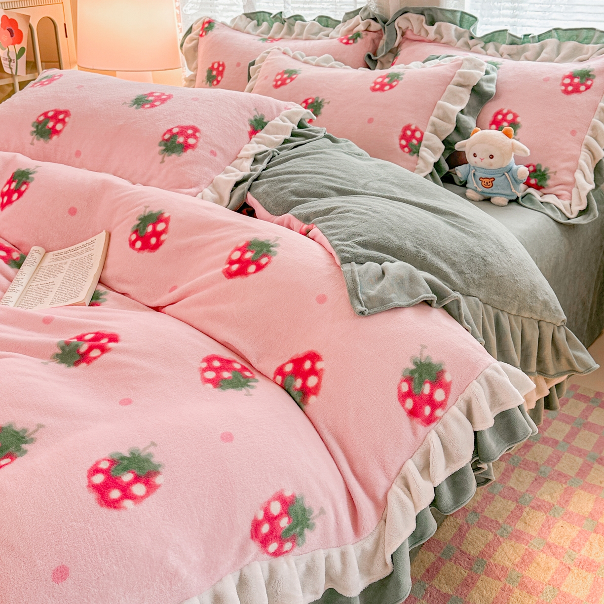 91家纺网 家纺一手货源 找家纺 安哆啦家纺 2025新款小清新双层花边款高克重牛奶绒四件套 小草莓