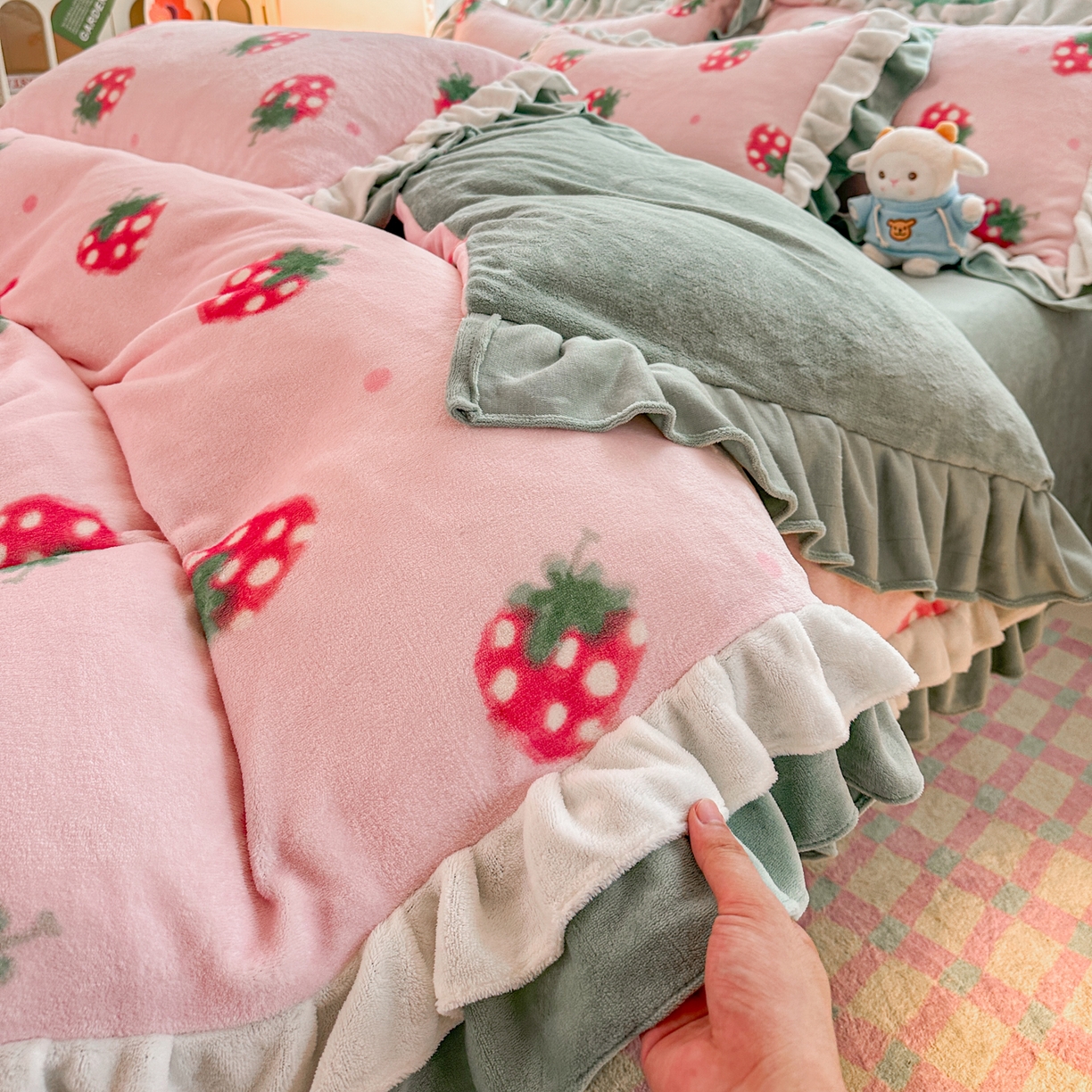 91家纺网 家纺一手货源 找家纺 安哆啦家纺 2025新款小清新双层花边款高克重牛奶绒四件套 小草莓