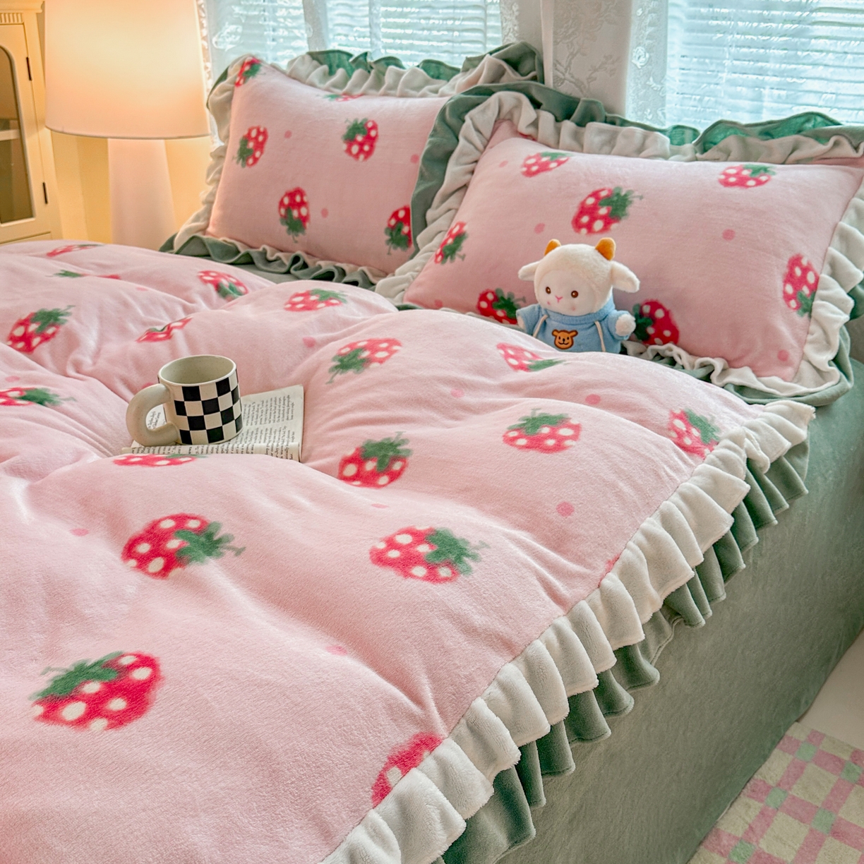 91家纺网 家纺一手货源 找家纺 安哆啦家纺 2025新款小清新双层花边款高克重牛奶绒四件套 小草莓