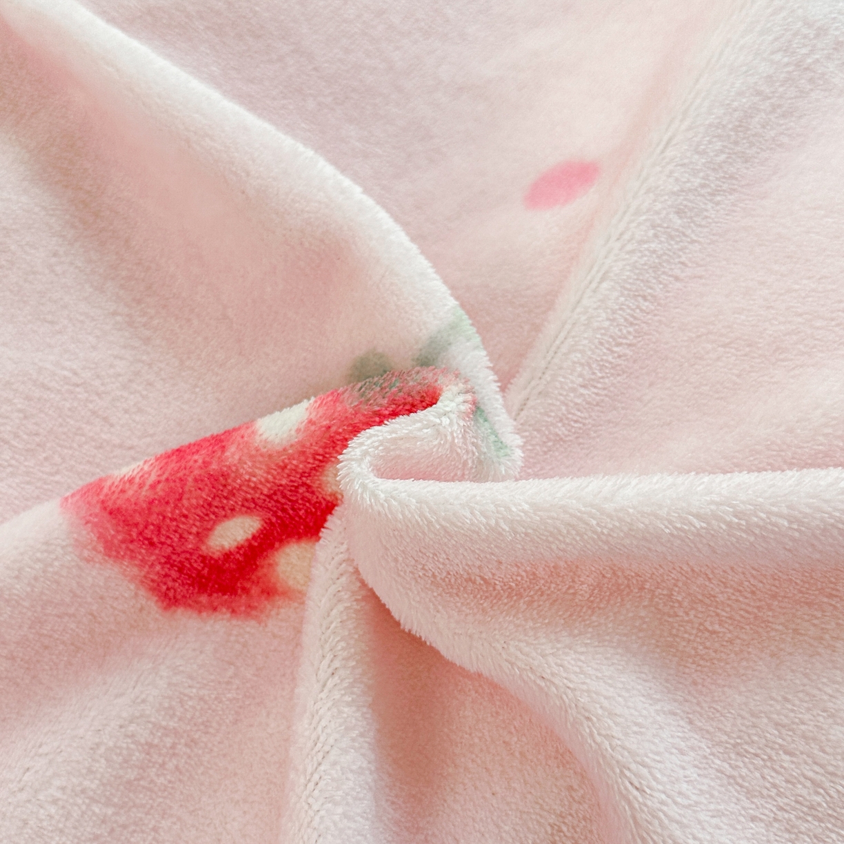 91家纺网 家纺一手货源 找家纺 安哆啦家纺 2025新款小清新双层花边款高克重牛奶绒四件套 小草莓