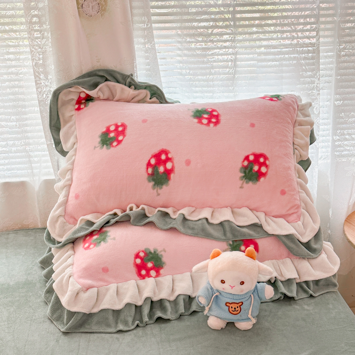 91家纺网 家纺一手货源 找家纺 安哆啦家纺 2025新款小清新双层花边款高克重牛奶绒四件套 小草莓