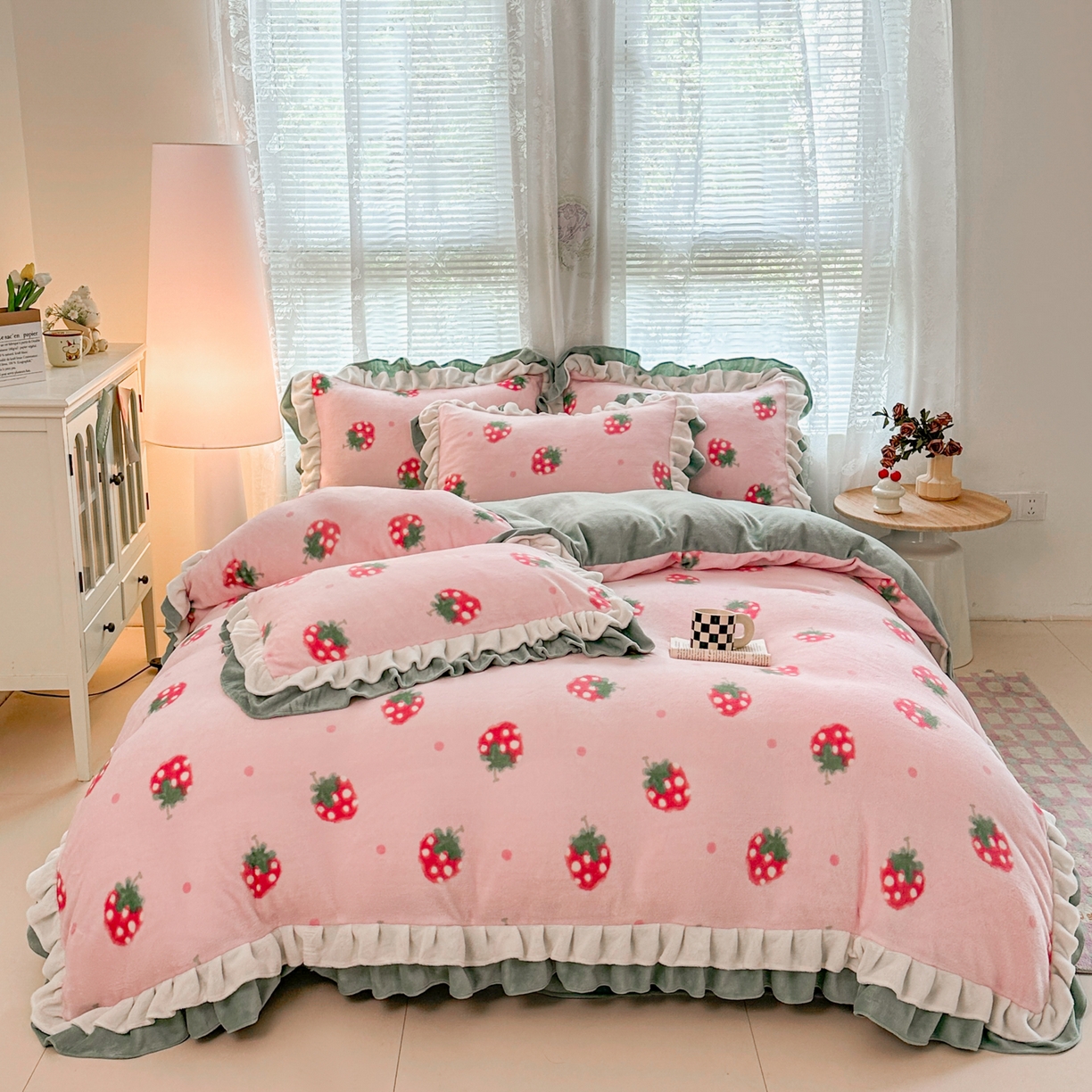 91家纺网 家纺一手货源 找家纺 安哆啦家纺 2025新款小清新双层花边款高克重牛奶绒四件套 小草莓