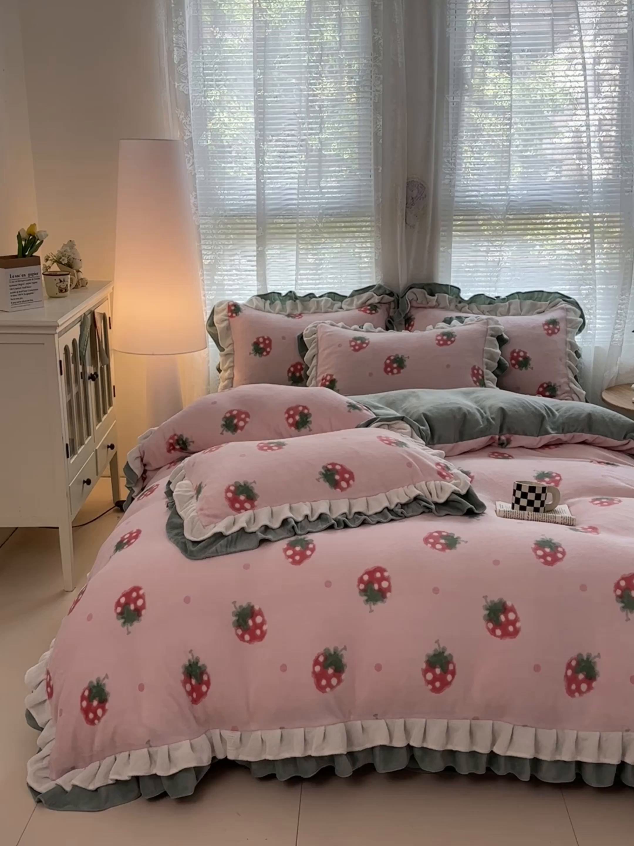 91家纺网 家纺一手货源 找家纺 安哆啦家纺 2025新款小清新双层花边款高克重牛奶绒四件套 小草莓