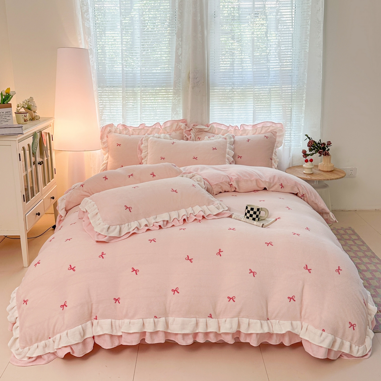 91家纺网 家纺一手货源 找家纺 安哆啦家纺 2025新款小清新双层花边款高克重牛奶绒四件套 小蝴蝶结-粉