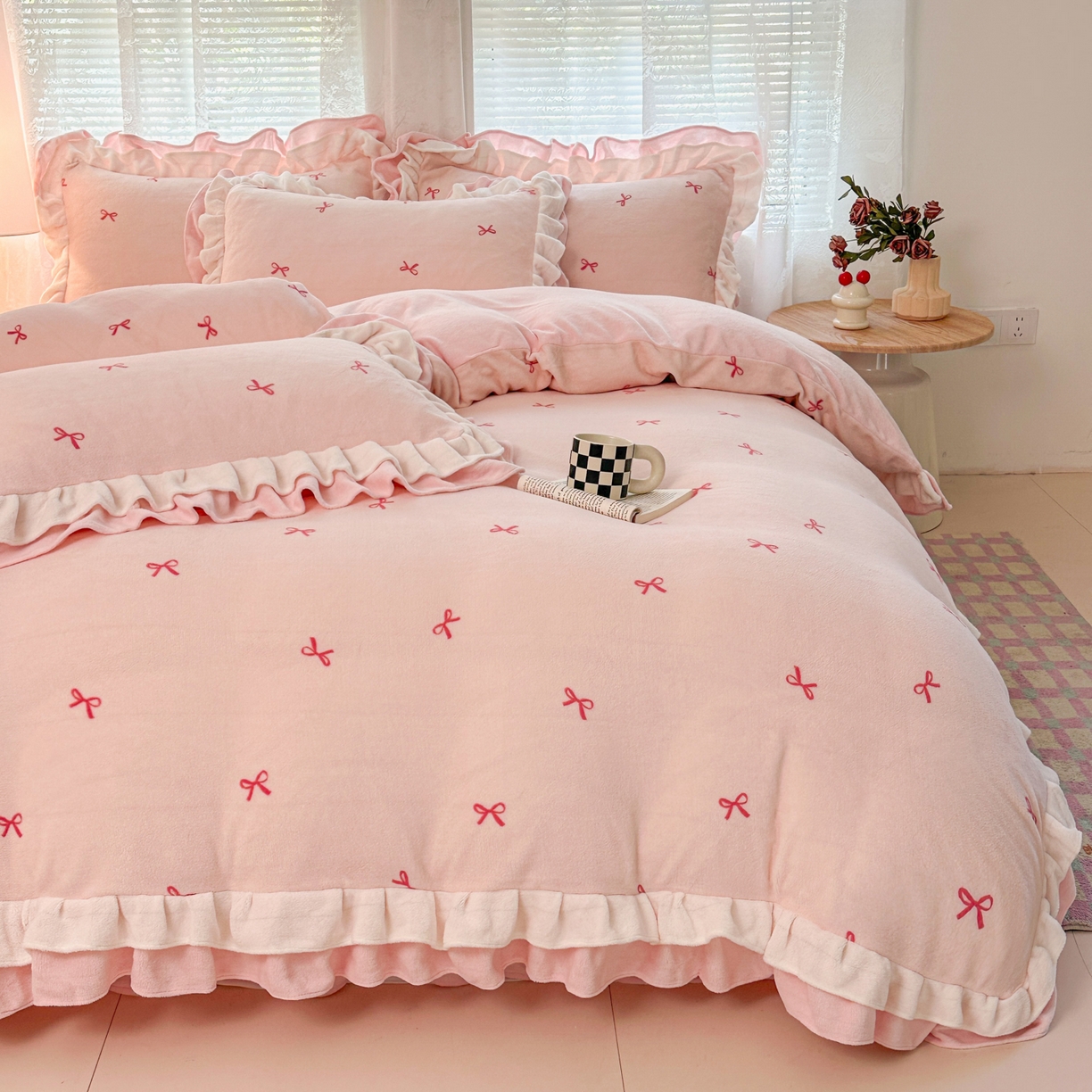 91家纺网 家纺一手货源 找家纺 安哆啦家纺 2025新款小清新双层花边款高克重牛奶绒四件套 小蝴蝶结-粉