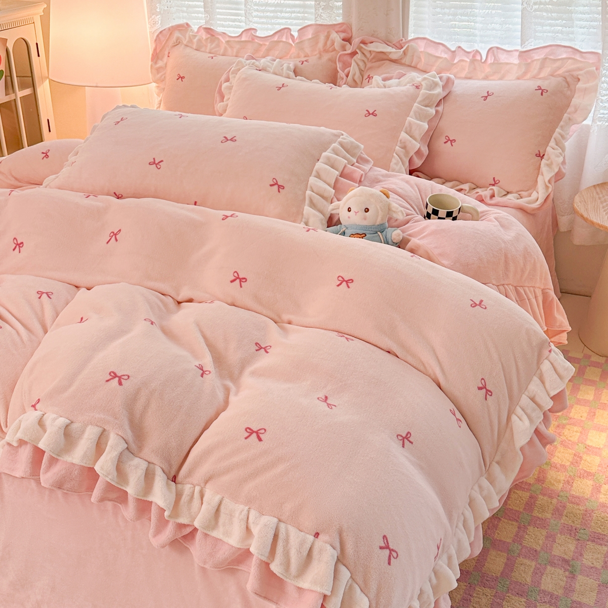 91家纺网 家纺一手货源 找家纺 安哆啦家纺 2025新款小清新双层花边款高克重牛奶绒四件套 小蝴蝶结-粉