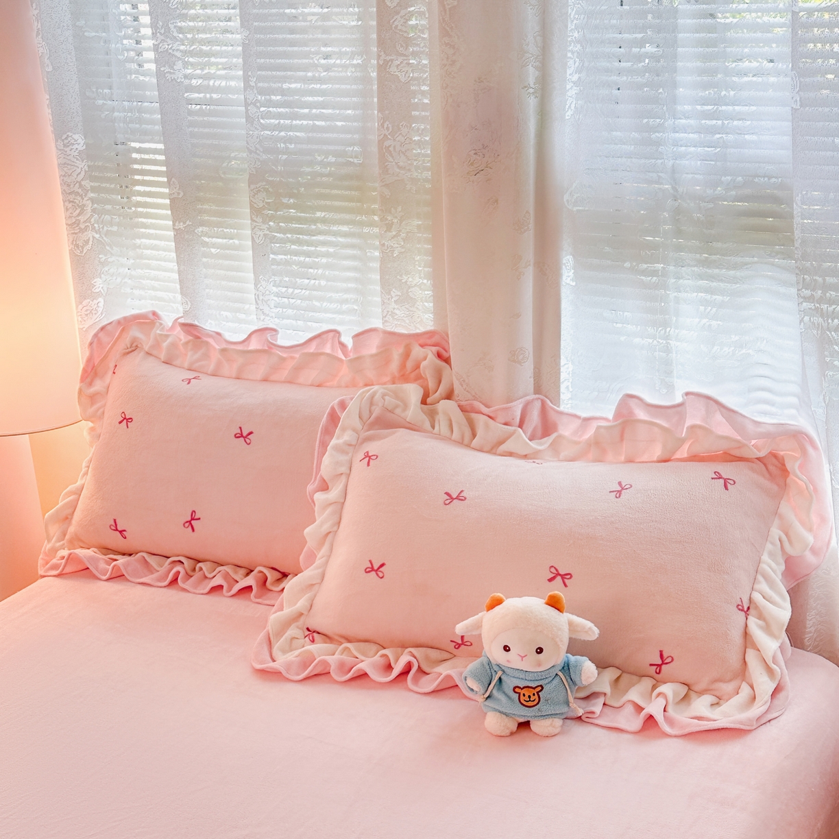 91家纺网 家纺一手货源 找家纺 安哆啦家纺 2025新款小清新双层花边款高克重牛奶绒四件套 小蝴蝶结-粉