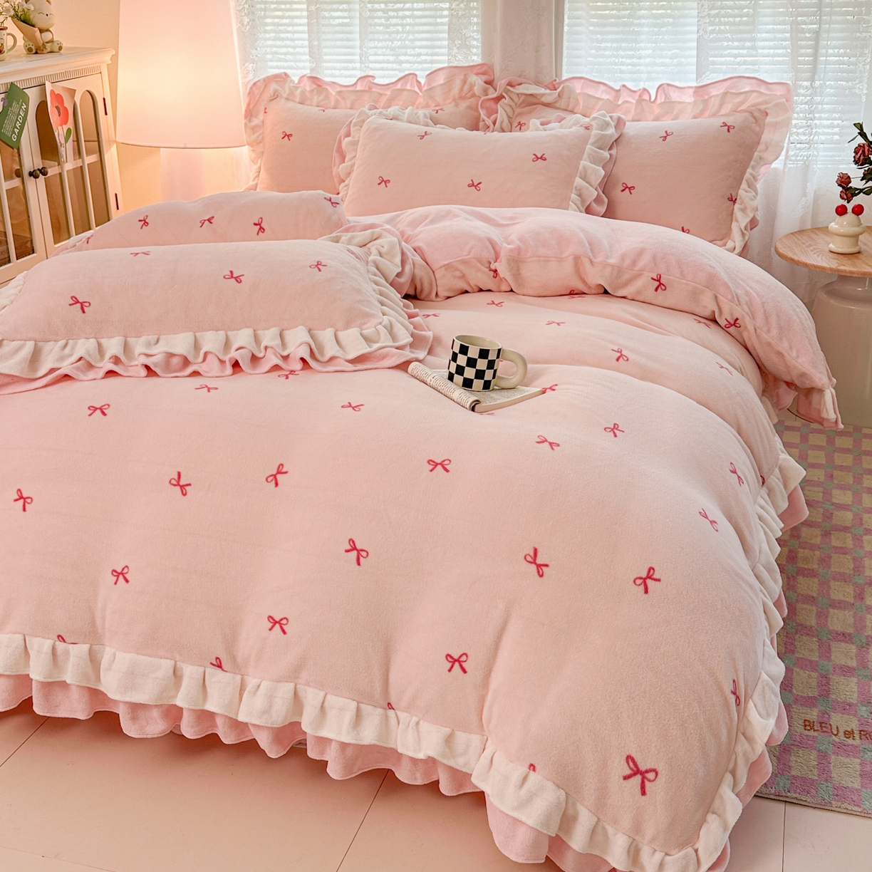 91家纺网 家纺一手货源 找家纺 安哆啦家纺 2025新款小清新双层花边款高克重牛奶绒四件套 小蝴蝶结-粉