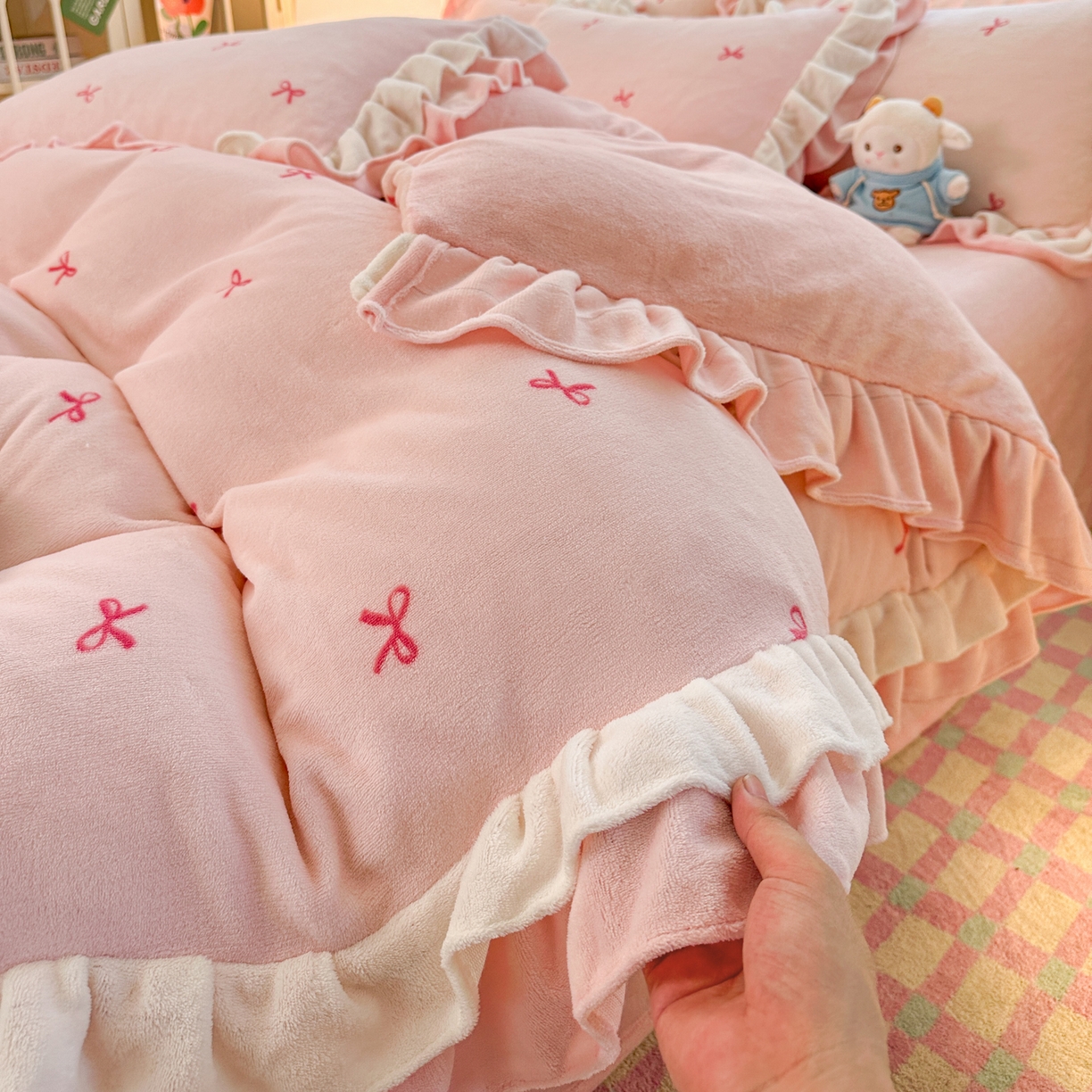 91家纺网 家纺一手货源 找家纺 安哆啦家纺 2025新款小清新双层花边款高克重牛奶绒四件套 小蝴蝶结-粉