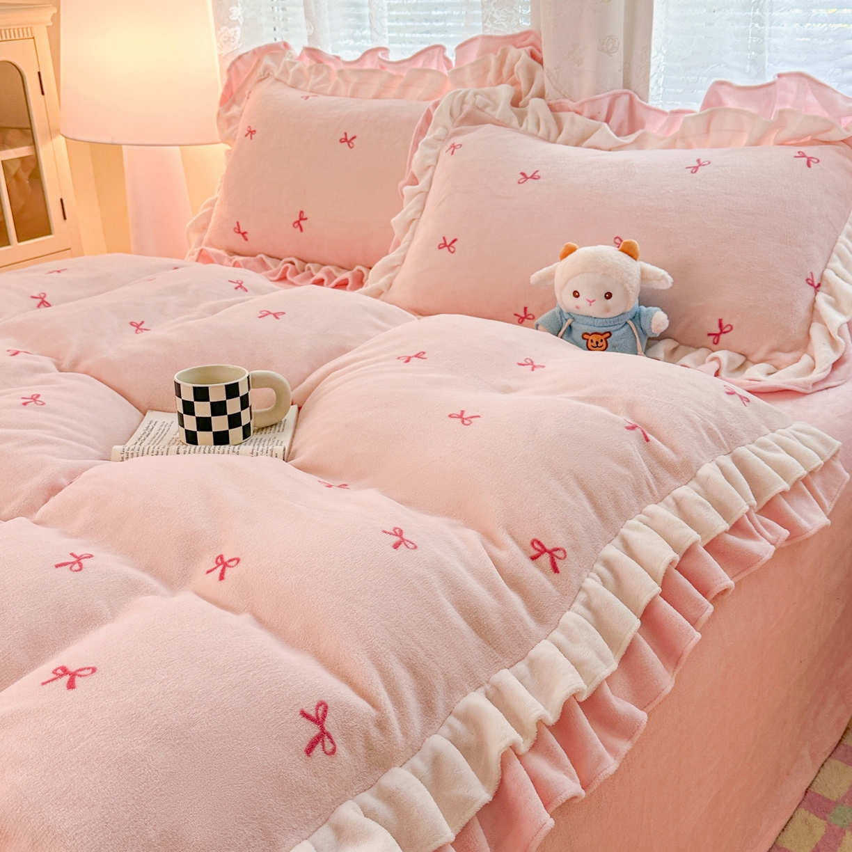 91家纺网 家纺一手货源 找家纺 安哆啦家纺 2025新款小清新双层花边款高克重牛奶绒四件套 小蝴蝶结-粉