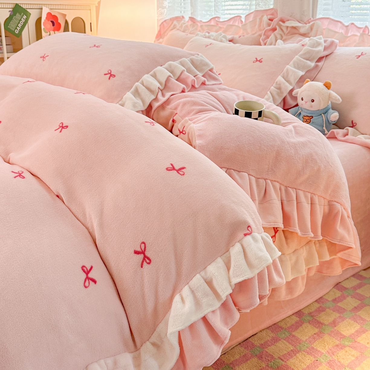 91家纺网 家纺一手货源 找家纺 安哆啦家纺 2025新款小清新双层花边款高克重牛奶绒四件套 小蝴蝶结-粉