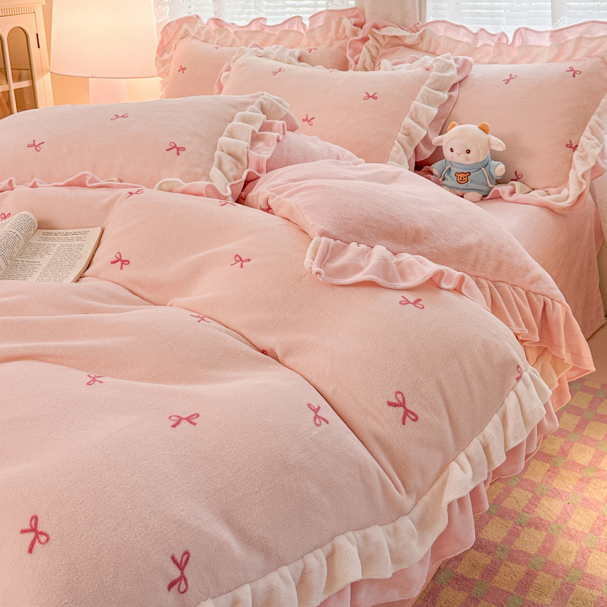 91家纺网 家纺一手货源 找家纺 安哆啦家纺 2025新款小清新双层花边款高克重牛奶绒四件套 小蝴蝶结-粉