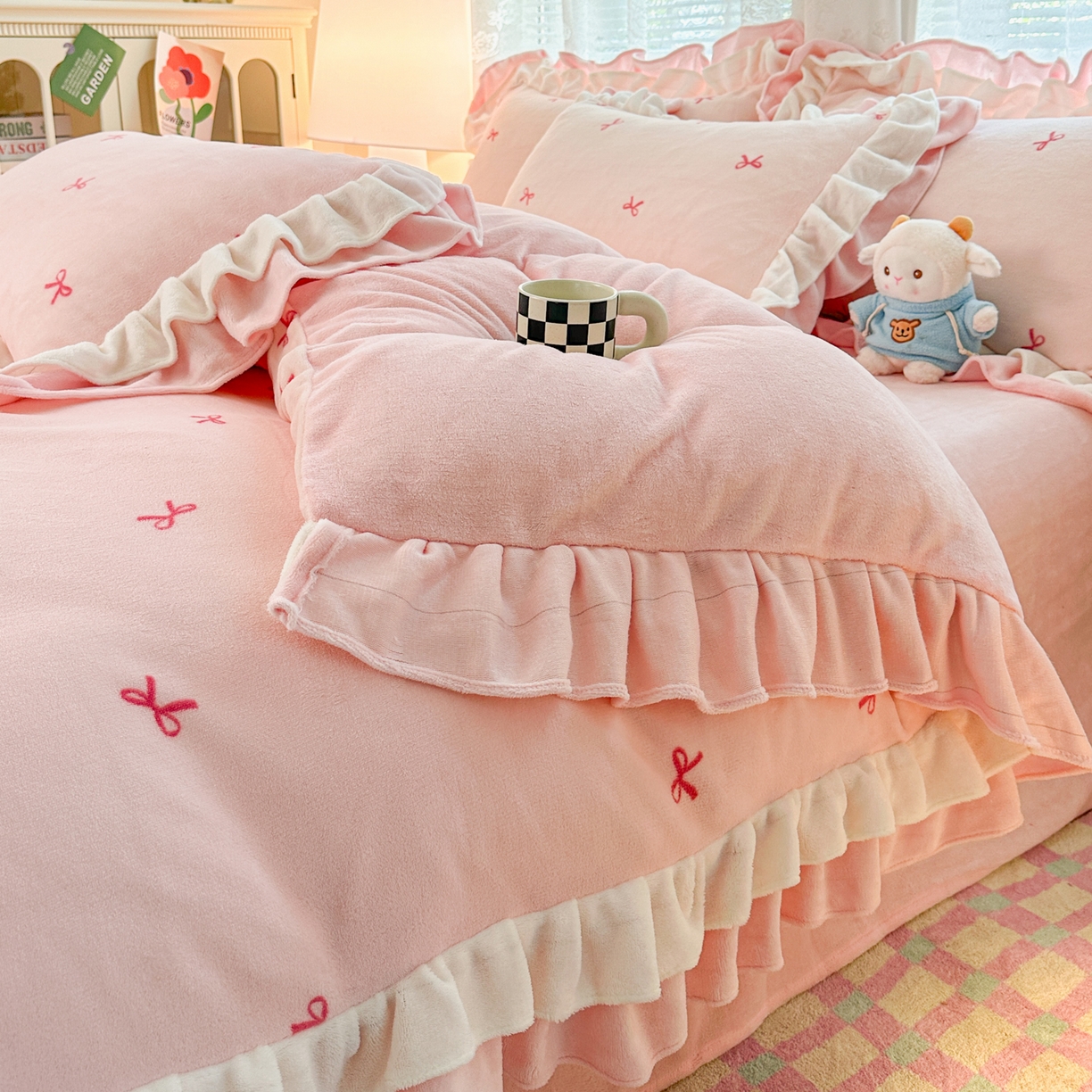 91家纺网 家纺一手货源 找家纺 安哆啦家纺 2025新款小清新双层花边款高克重牛奶绒四件套 小蝴蝶结-粉