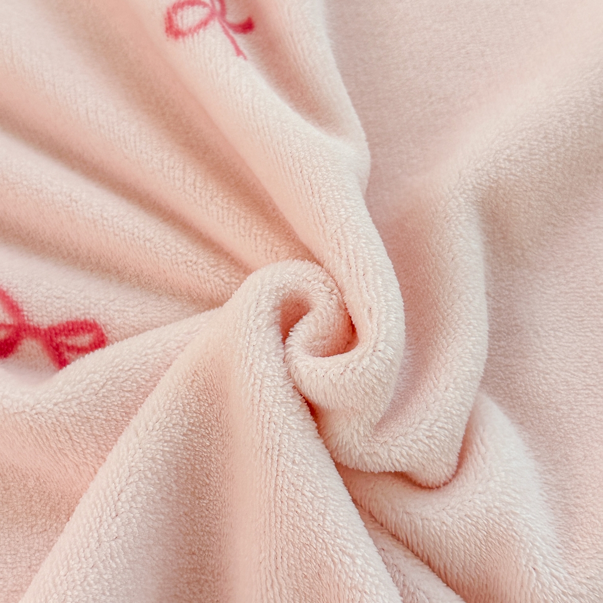 91家纺网 家纺一手货源 找家纺 安哆啦家纺 2025新款小清新双层花边款高克重牛奶绒四件套 小蝴蝶结-粉