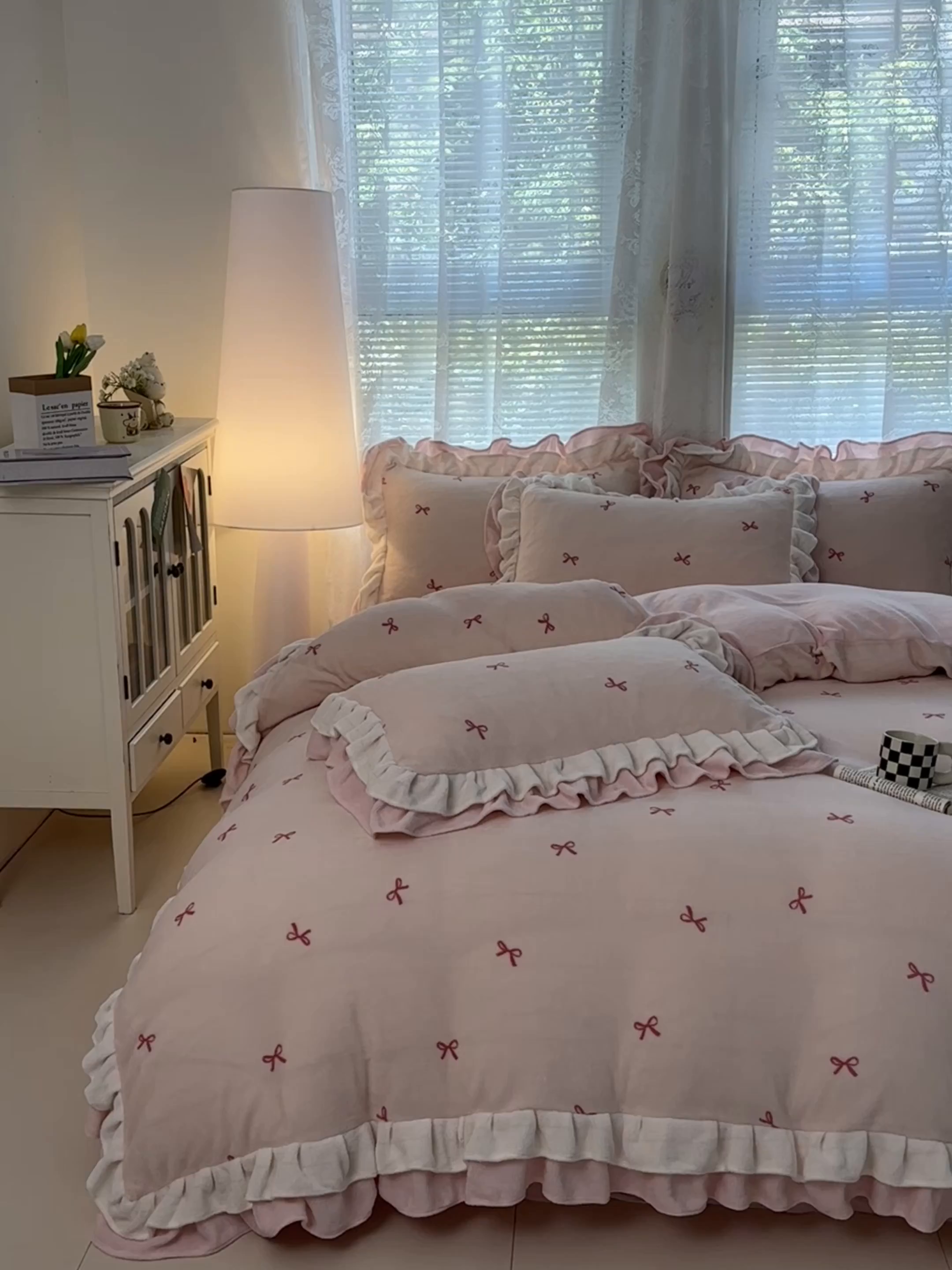 91家纺网 家纺一手货源 找家纺 安哆啦家纺 2025新款小清新双层花边款高克重牛奶绒四件套 小蝴蝶结-粉