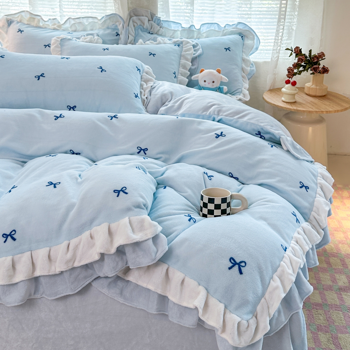 安哆啦家纺 2025新款小清新双层花边款高克重牛奶绒四件套 小蝴蝶结-蓝