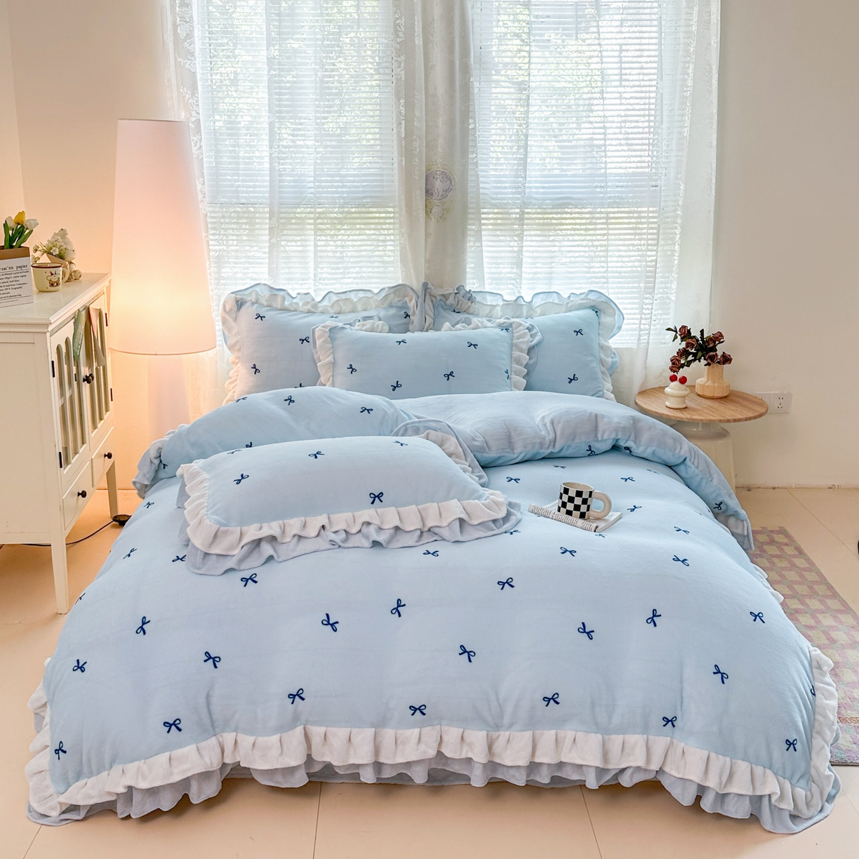 91家纺网 家纺一手货源 找家纺 安哆啦家纺 2025新款小清新双层花边款高克重牛奶绒四件套 小蝴蝶结-蓝