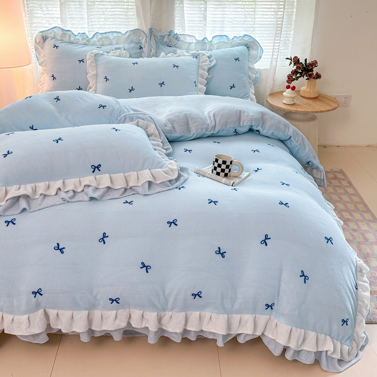 91家纺网 家纺一手货源 找家纺 安哆啦家纺 2025新款小清新双层花边款高克重牛奶绒四件套 小蝴蝶结-蓝