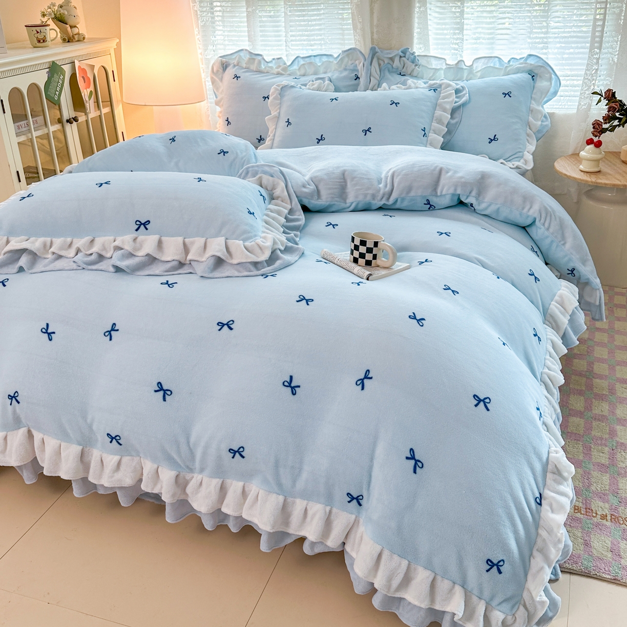 91家纺网 家纺一手货源 找家纺 安哆啦家纺 2025新款小清新双层花边款高克重牛奶绒四件套 小蝴蝶结-蓝