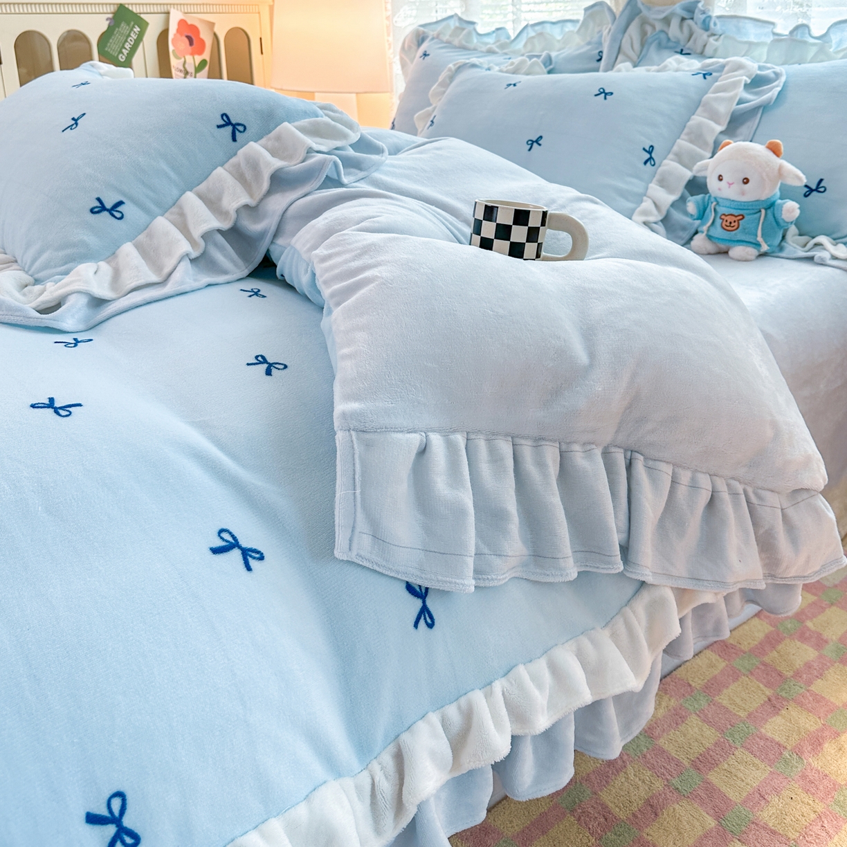 91家纺网 家纺一手货源 找家纺 安哆啦家纺 2025新款小清新双层花边款高克重牛奶绒四件套 小蝴蝶结-蓝