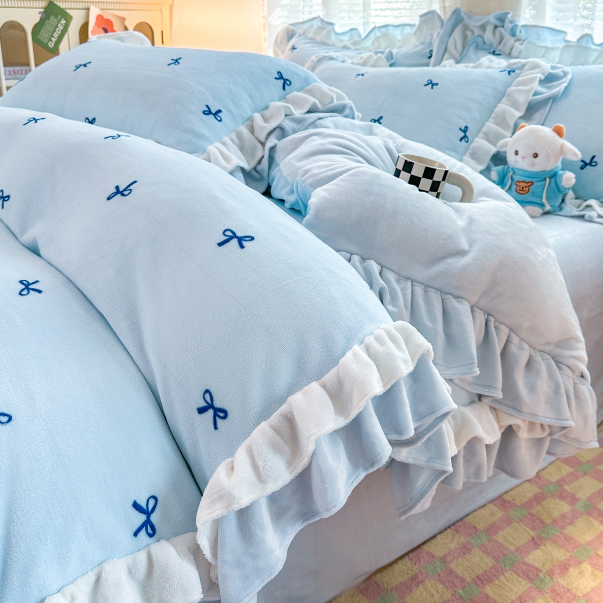 91家纺网 家纺一手货源 找家纺 安哆啦家纺 2025新款小清新双层花边款高克重牛奶绒四件套 小蝴蝶结-蓝