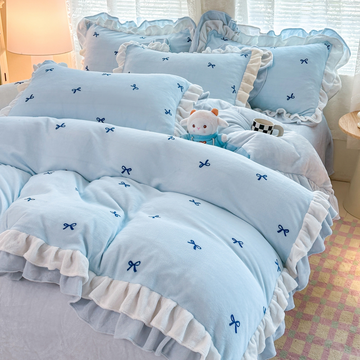 91家纺网 家纺一手货源 找家纺 安哆啦家纺 2025新款小清新双层花边款高克重牛奶绒四件套 小蝴蝶结-蓝