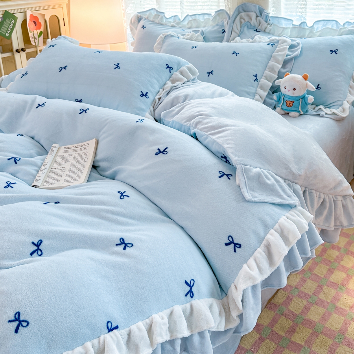 91家纺网 家纺一手货源 找家纺 安哆啦家纺 2025新款小清新双层花边款高克重牛奶绒四件套 小蝴蝶结-蓝