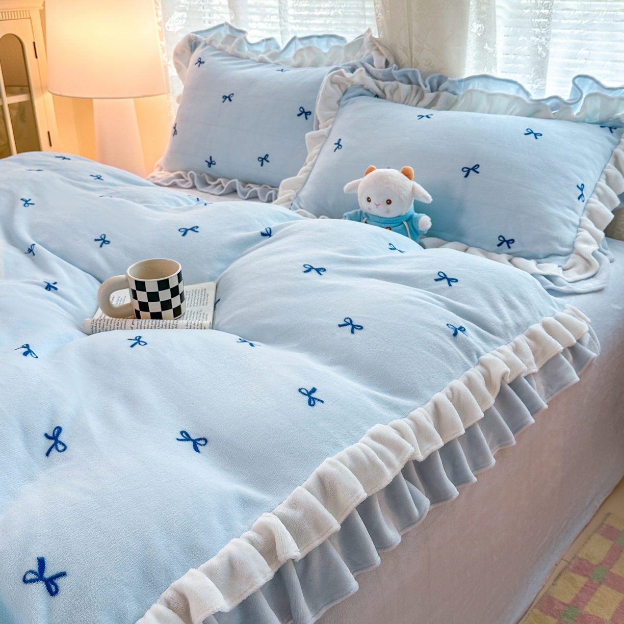 91家纺网 家纺一手货源 找家纺 安哆啦家纺 2025新款小清新双层花边款高克重牛奶绒四件套 小蝴蝶结-蓝