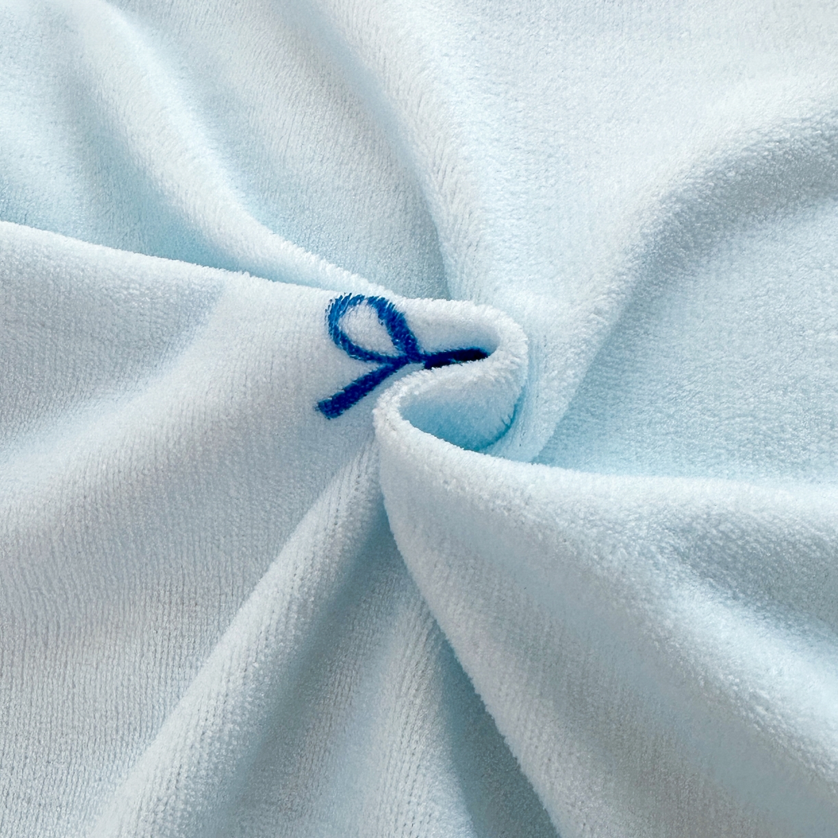 91家纺网 家纺一手货源 找家纺 安哆啦家纺 2025新款小清新双层花边款高克重牛奶绒四件套 小蝴蝶结-蓝