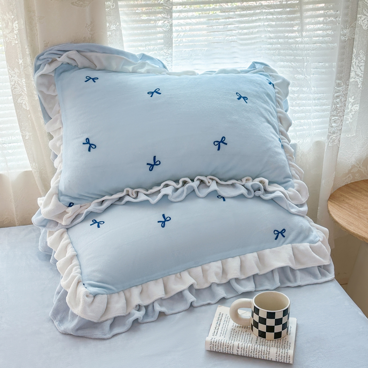 91家纺网 家纺一手货源 找家纺 安哆啦家纺 2025新款小清新双层花边款高克重牛奶绒四件套 小蝴蝶结-蓝