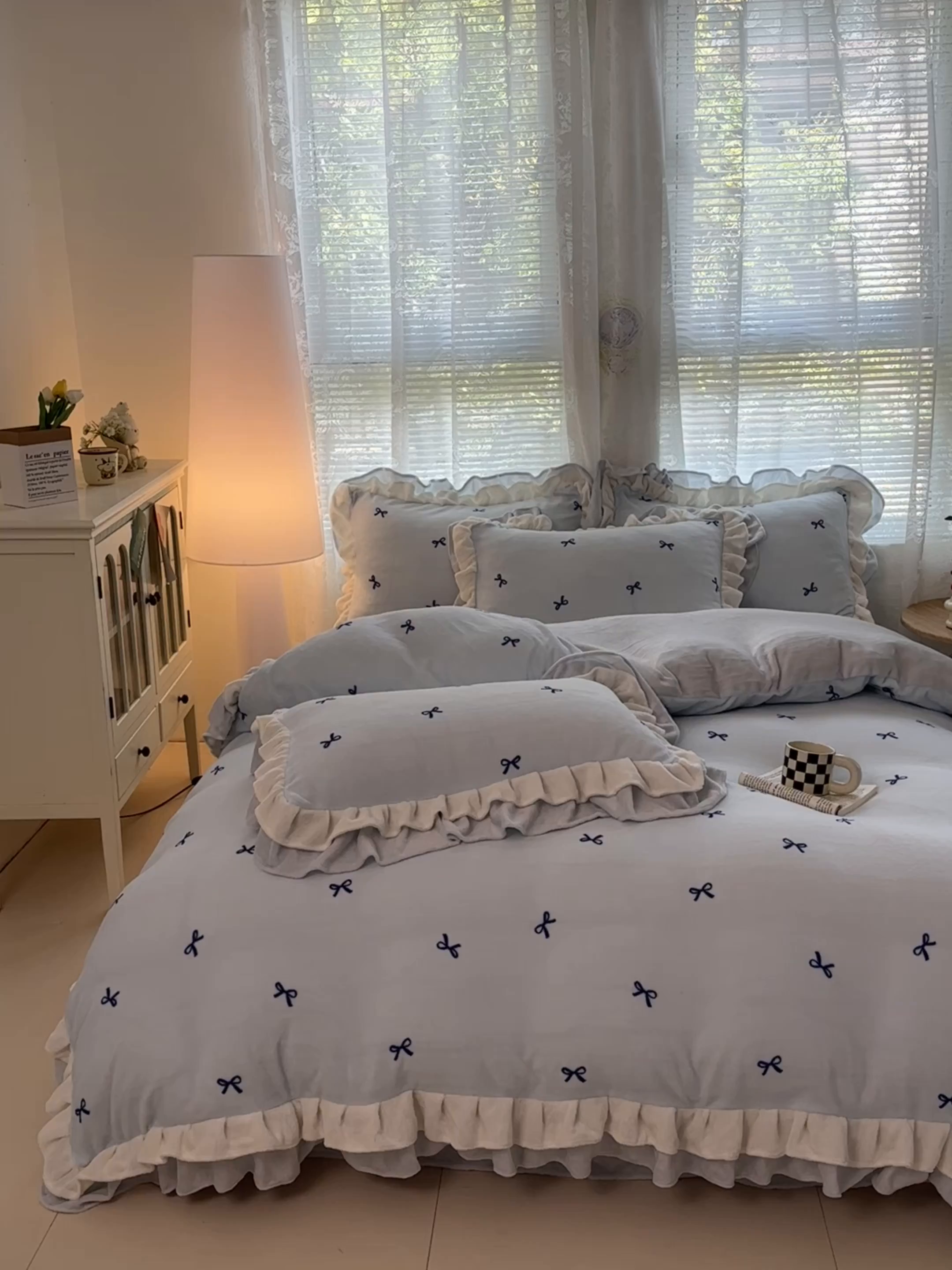 91家纺网 家纺一手货源 找家纺 安哆啦家纺 2025新款小清新双层花边款高克重牛奶绒四件套 小蝴蝶结-蓝