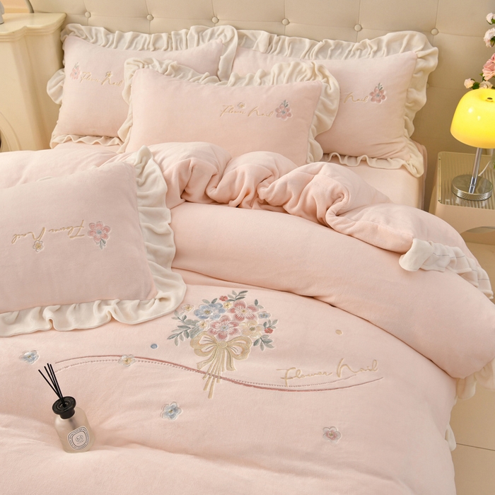 91家纺网 家纺一手货源 找家纺 畅畅家纺 2025新款亲肤舒适冬季刺绣花边保暖牛奶绒四件套-花束 花束-淡粉
