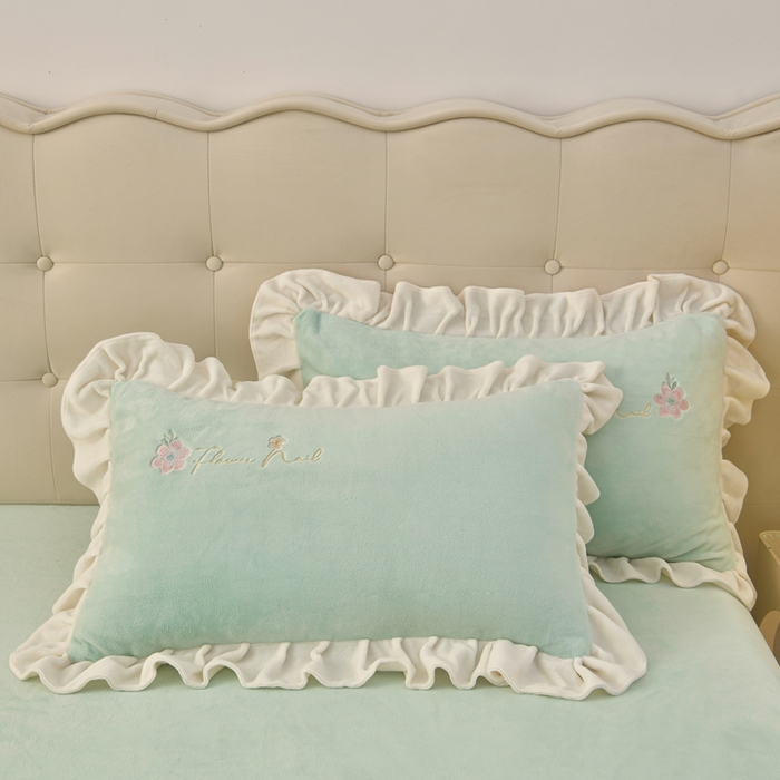 91家纺网 家纺一手货源 找家纺 畅畅家纺 2025新款亲肤舒适冬季刺绣花边保暖牛奶绒四件套-花束 花束-淡绿