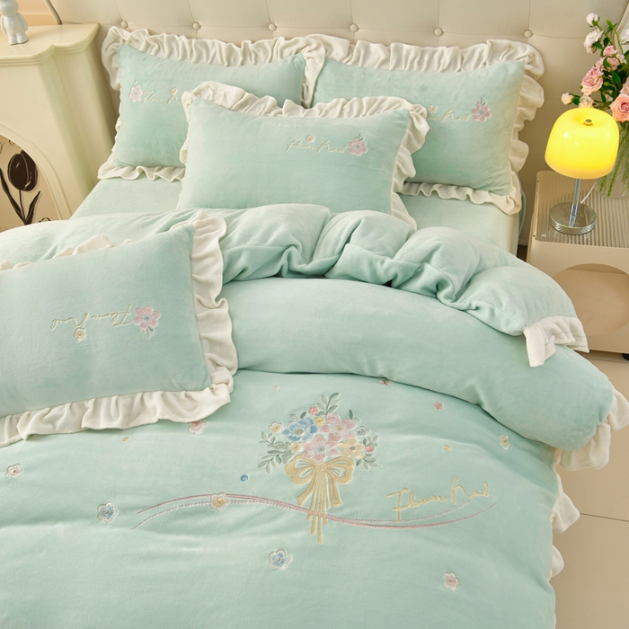 91家纺网 家纺一手货源 找家纺 畅畅家纺 2025新款亲肤舒适冬季刺绣花边保暖牛奶绒四件套-花束 花束-淡绿