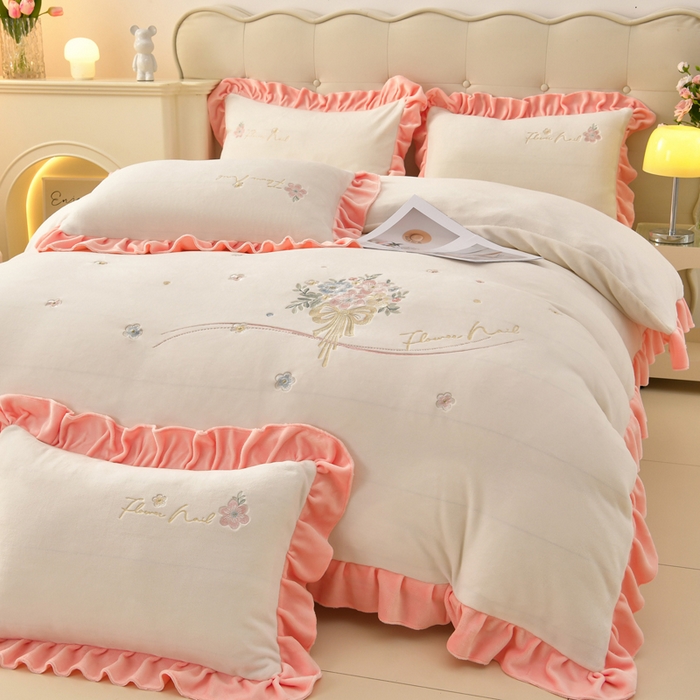 91家纺网 家纺一手货源 找家纺 畅畅家纺 2025新款亲肤舒适冬季刺绣花边保暖牛奶绒四件套-花束 花束-米白