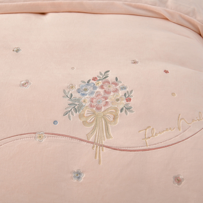 91家纺网 家纺一手货源 找家纺 畅畅家纺 2025新款亲肤舒适冬季刺绣花边保暖牛奶绒四件套-花束 花束-淡粉