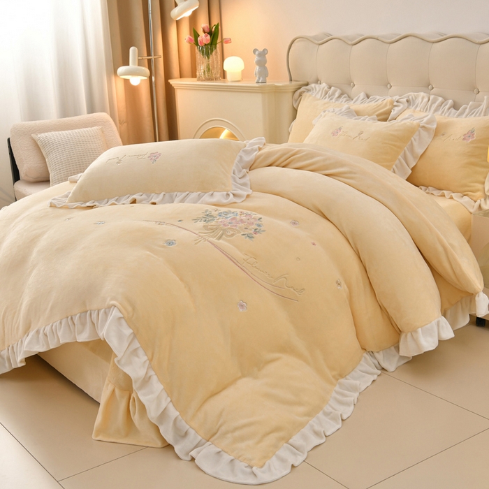 91家纺网 家纺一手货源 找家纺 畅畅家纺 2025新款亲肤舒适冬季刺绣花边保暖牛奶绒四件套-花束 花束-淡黄