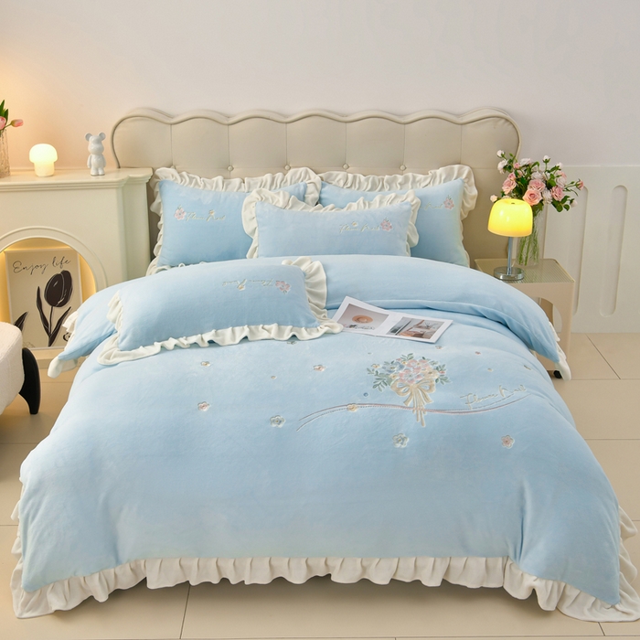 91家纺网 家纺一手货源 找家纺 畅畅家纺 2025新款亲肤舒适冬季刺绣花边保暖牛奶绒四件套-花束 花束-天空蓝