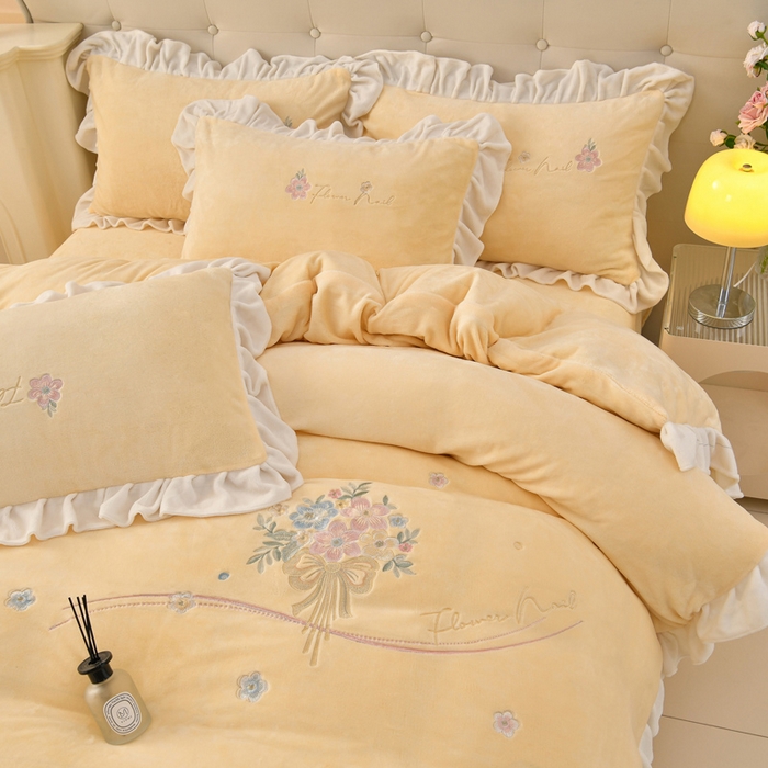 91家纺网 家纺一手货源 找家纺 畅畅家纺 2025新款亲肤舒适冬季刺绣花边保暖牛奶绒四件套-花束 花束-淡黄