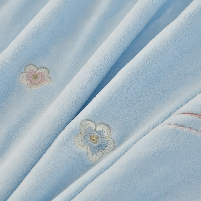 91家纺网 家纺一手货源 找家纺 畅畅家纺 2025新款亲肤舒适冬季刺绣花边保暖牛奶绒四件套-花束 花束-天空蓝