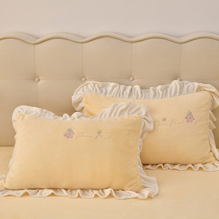 91家纺网 家纺一手货源 找家纺 畅畅家纺 2025新款亲肤舒适冬季刺绣花边保暖牛奶绒四件套-花束 花束-淡黄