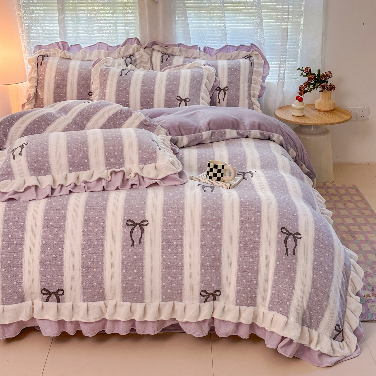 91家纺网 家纺一手货源 找家纺 安哆啦家纺 2025新款小清新双层花边款高克重牛奶绒四件套 紫色蝴蝶结