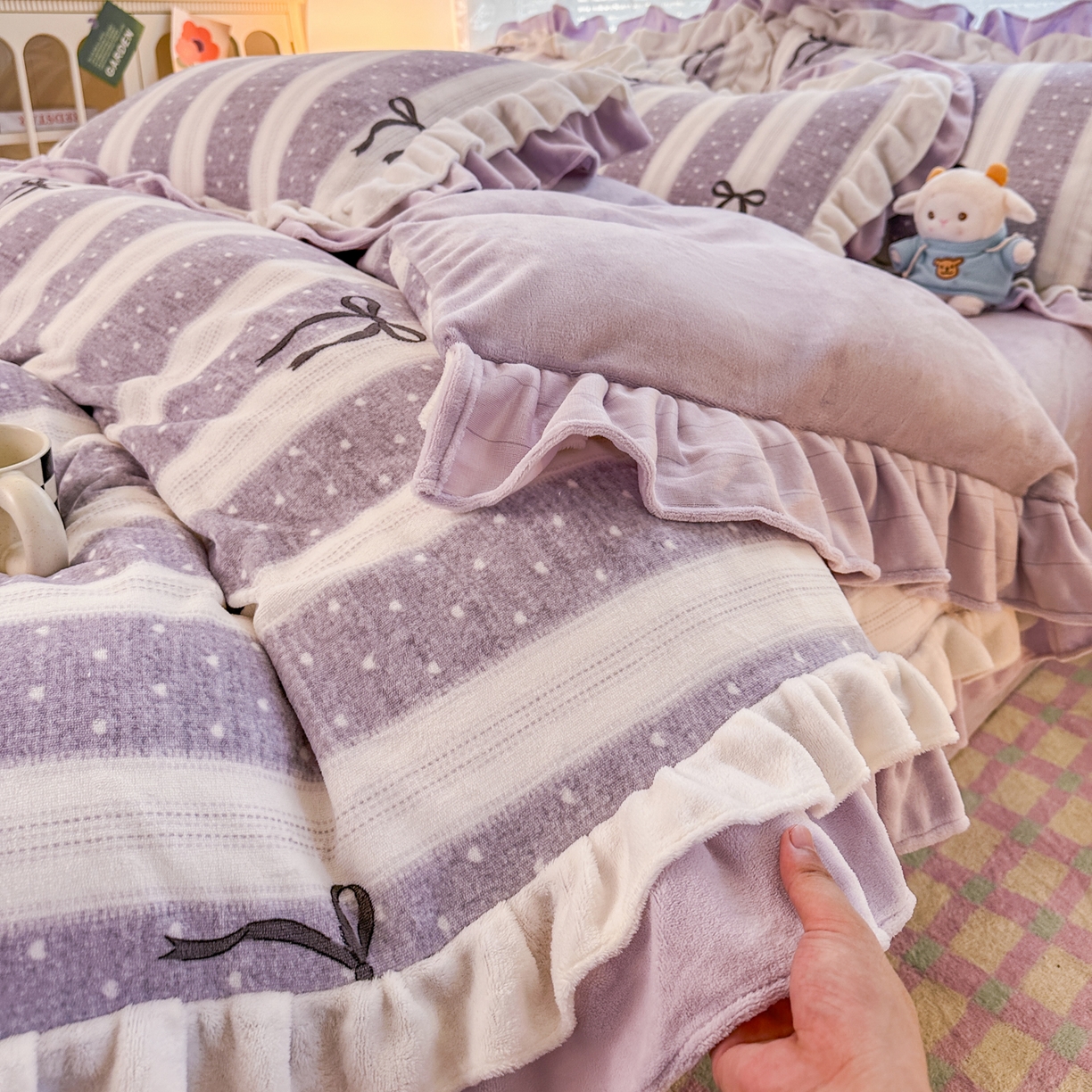 91家纺网 家纺一手货源 找家纺 安哆啦家纺 2025新款小清新双层花边款高克重牛奶绒四件套 紫色蝴蝶结