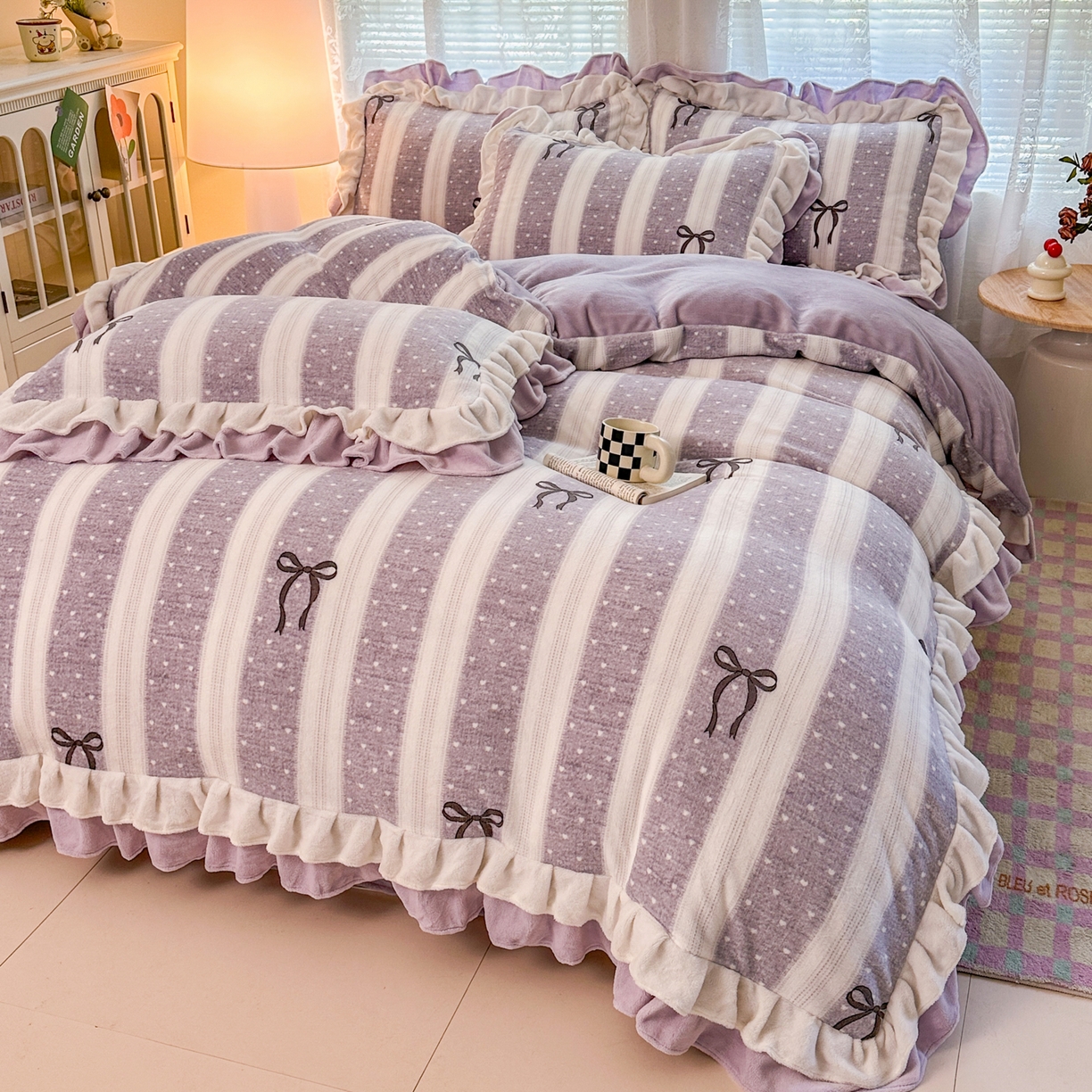 91家纺网 家纺一手货源 找家纺 安哆啦家纺 2025新款小清新双层花边款高克重牛奶绒四件套 紫色蝴蝶结