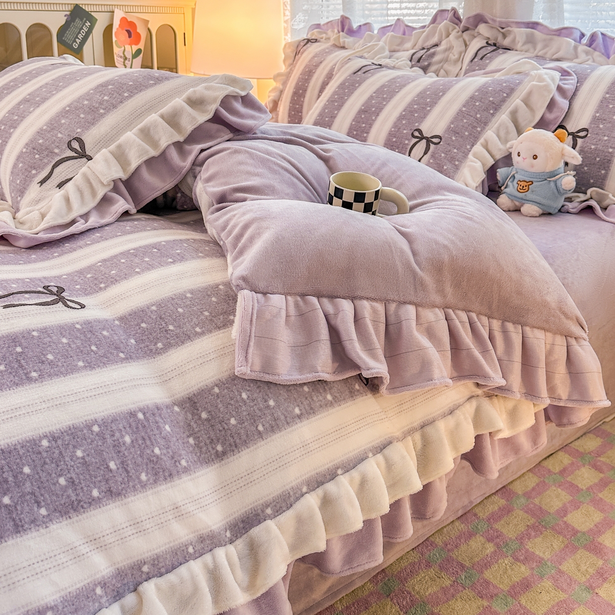 91家纺网 家纺一手货源 找家纺 安哆啦家纺 2025新款小清新双层花边款高克重牛奶绒四件套 紫色蝴蝶结