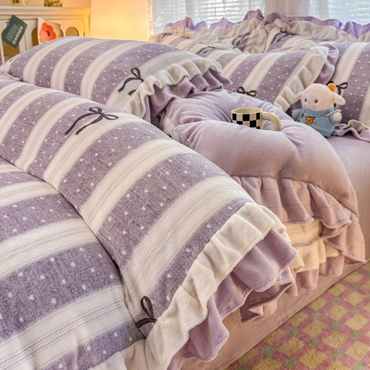 91家纺网 家纺一手货源 找家纺 安哆啦家纺 2025新款小清新双层花边款高克重牛奶绒四件套 紫色蝴蝶结