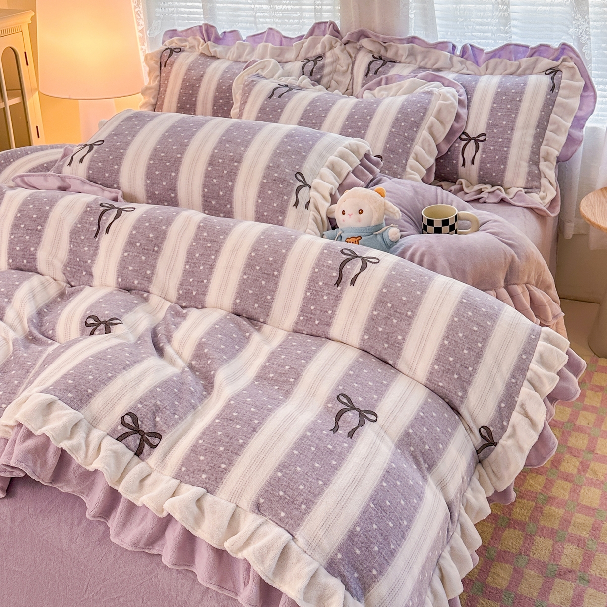 91家纺网 家纺一手货源 找家纺 安哆啦家纺 2025新款小清新双层花边款高克重牛奶绒四件套 紫色蝴蝶结