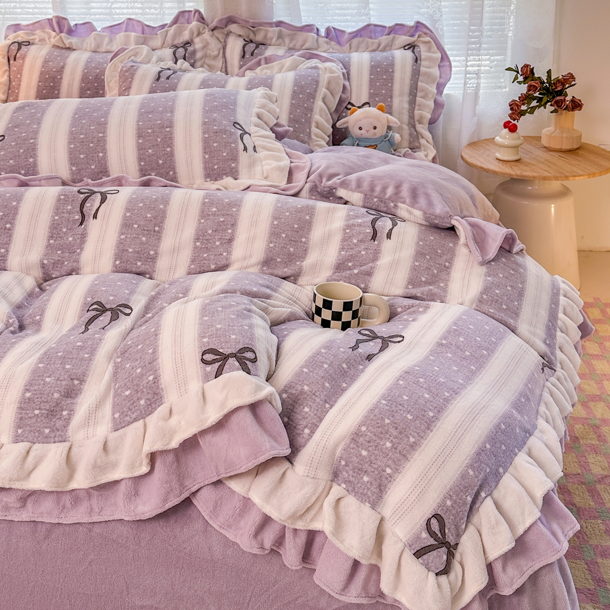 91家纺网 家纺一手货源 找家纺 安哆啦家纺 2025新款小清新双层花边款高克重牛奶绒四件套 紫色蝴蝶结