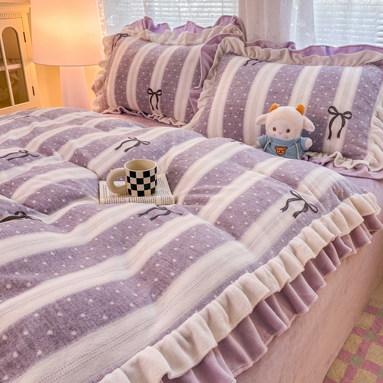 91家纺网 家纺一手货源 找家纺 安哆啦家纺 2025新款小清新双层花边款高克重牛奶绒四件套 紫色蝴蝶结