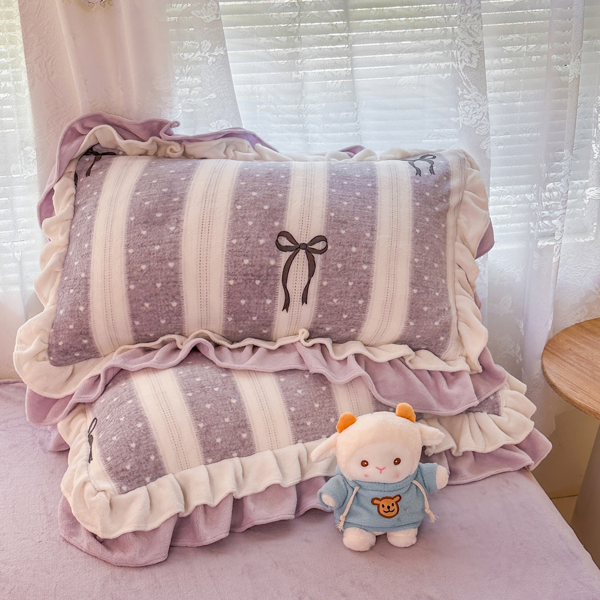 91家纺网 家纺一手货源 找家纺 安哆啦家纺 2025新款小清新双层花边款高克重牛奶绒四件套 紫色蝴蝶结